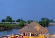 LEVEL UP COFFEE, Kafe Unik Terapung di Atas Kanal