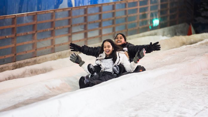 Bermain Salju di Snow City Singapura